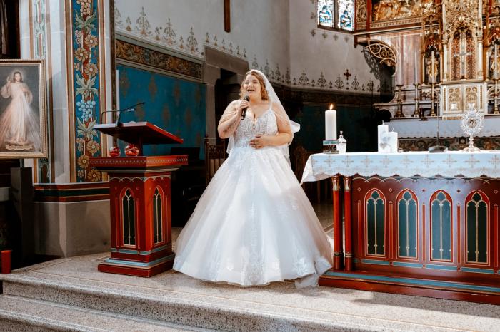 Hochzeit Kirche Braut Singt