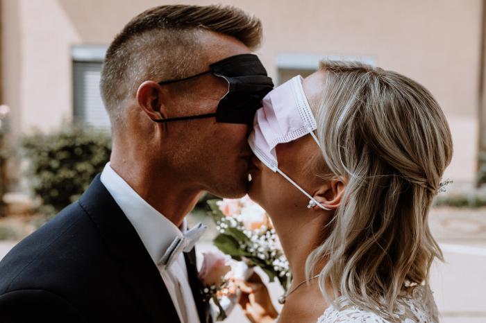 Hochzeit Standesamt Corona Kuss Mit Masken