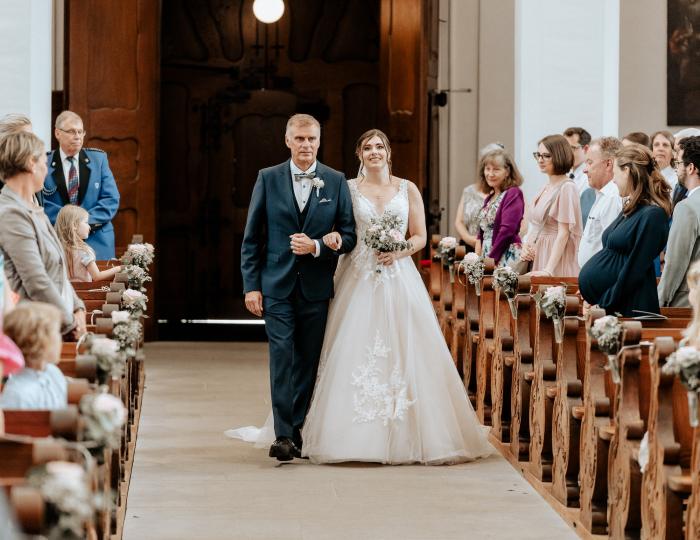 Hochzeit Braut Einzug In Kirche Mit Stolzem Vater