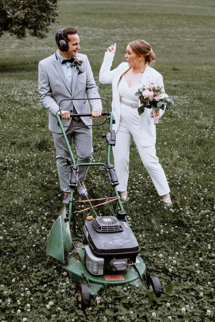 Hochzeit Paarshooting Rasenmäher Wütende Braut Lustige Hochzeitsfotos