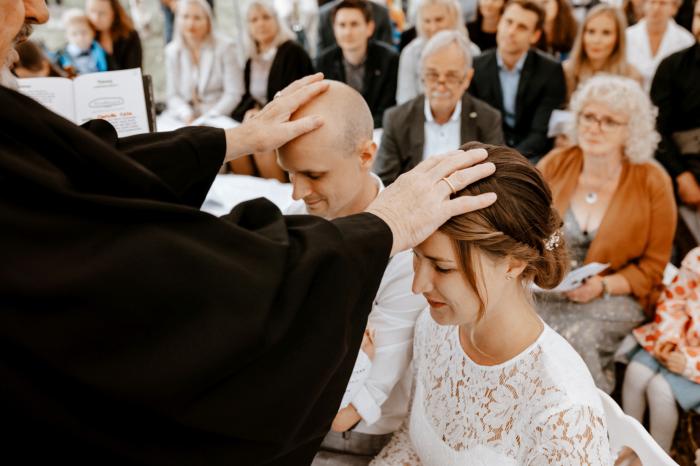 Segnung Freie Trauung Brautpaar Hochzeitsfotograf Mittendrin